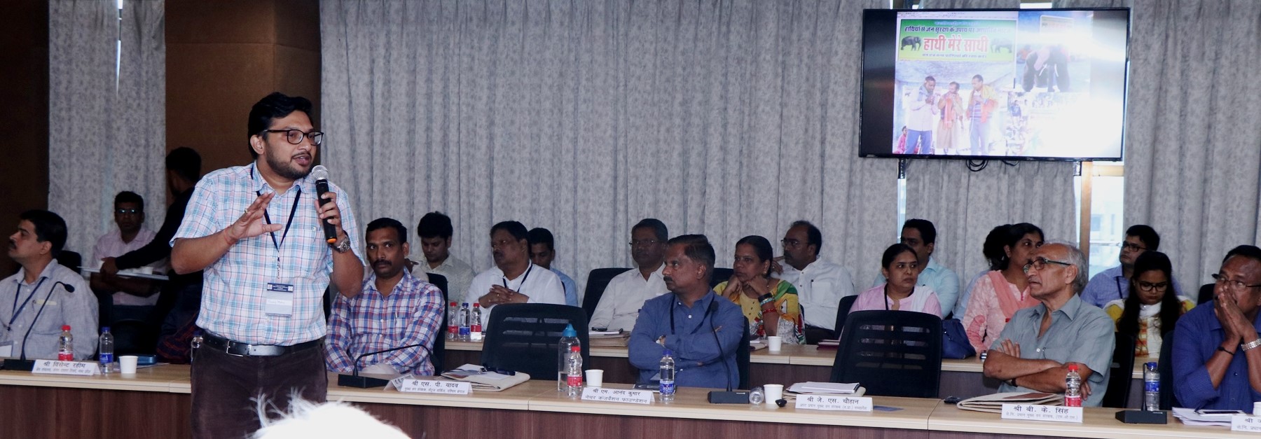 हाथी बैठक1