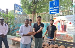 ऑक्सी ज़ोन रायपुर में सकोरे वितरण, तेज गर्मी में युवाओं ने पक्षियों की चिंता की