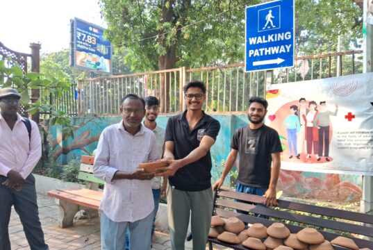 ऑक्सी ज़ोन रायपुर में सकोरे वितरण, तेज गर्मी में युवाओं ने पक्षियों की चिंता की